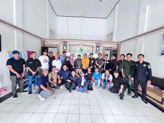 
					Diskominfo Bersama Puluhan Rekan Jurnalis Bahas Press Room Diskominfo Tanah Bumbu.