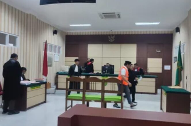 
					Hakim Vonis Eks Ketua KPU Kota Banjarbaru 6 Bulan Penjara, Rozy langsung Sujud Syukur