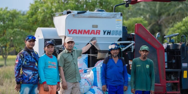 Petani Sumber Baru Girang, Bahsanuddin Pinjamkan Combine Untuk Panen Raya