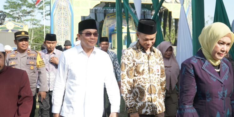 Andi Rudi Hadiri Karnaval MTQ Tanbu dan Cicipi Kuliner Produksi UMKM