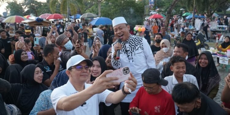 Warga Heboh, Andi Rudi Blusukan Bareng Ustaz Das’ad Latif di Bandara Bersujud