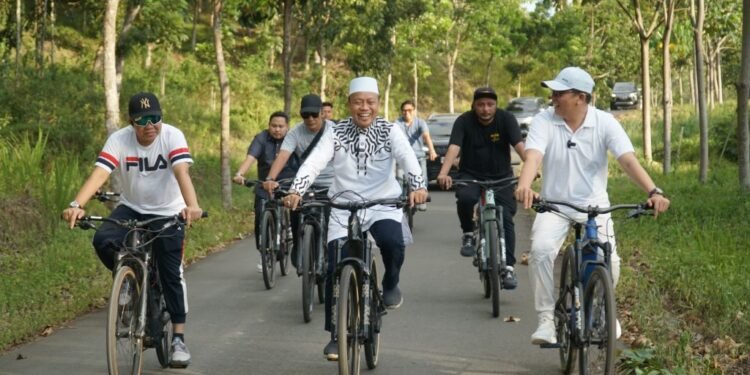 Andi Rudi Kayuh Sepeda Sembari Menuntut Ilmu dari Ustaz Das’ad Latif