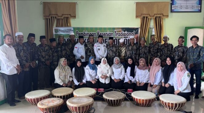
					Dinas Budporpar Tanah Bumbu Bina Pelaku Seni : Lestarikan Kesenian Tradisional.