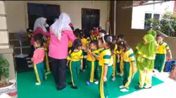 Puluhan Siswa Siswi TK.Adhyaksa Melaksanakan Outing Class Kunjungi Rumah Produksi Telur Asin En-Dhong.