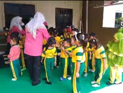 Puluhan Siswa Siswi TK.Adhyaksa Melaksanakan Outing Class Kunjungi Rumah Produksi Telur Asin En-Dhong.