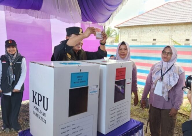 
					Bupati Tanah Bumbu Zairullah Azhar Ikut Mencoblos Di TPS 10