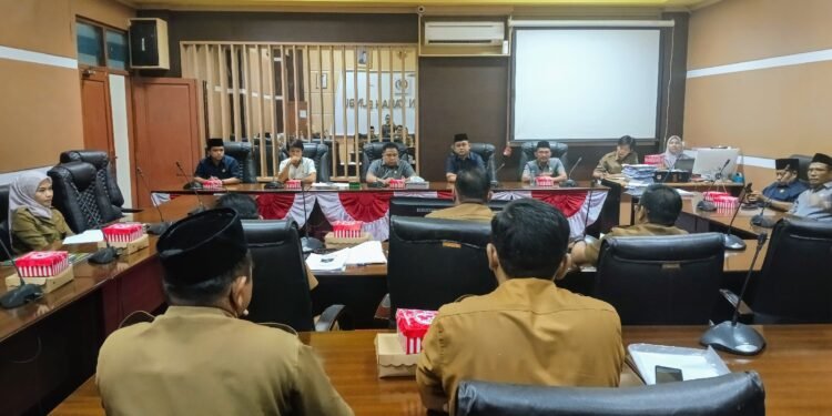 DPRD Tanah Bumbu Bahas Pemecahan Kelurahan Batulicin Menjadi Desa