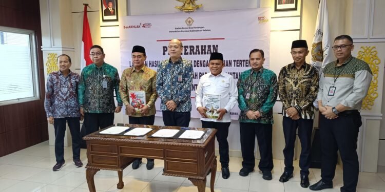 Bupati Tanah Bumbu Hadiri Penyerahan LHP Di Kantor BPK Kalsel