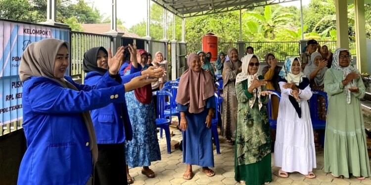 Cegah Hipertensi dan Stroke, Lansia di Tanah Bumbu Diajarkan Teknik “Slow Deep Breathing” oleh Mahasiswi Poltekkes Kemenkes Banjarmasin