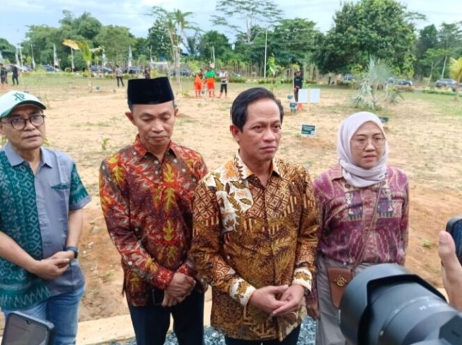 
					Kunjungan Menteri Lingkungan Hidup Hanif Faisol Nurofiq ke Tanah Bumbu