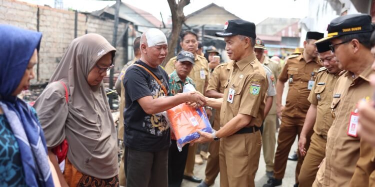 Sekda Serahkan Bantuan Korban Kebakaran Gang PLN Simpang Empat