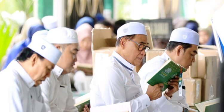 Bagikan Al-Qur’an Kepada Seluruh Pegawai, Zairullah: Tuntunan Spiritual Untuk Tanah Bumbu Yang Maju Dan Berkah