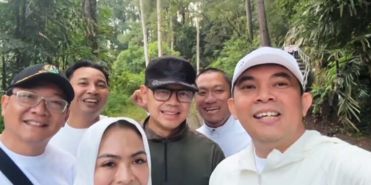 Bupati Tanah Bumbu Andi Rudi Latif dan Kepala Daerah Lainnya Menuju Puncak Gunung Tidar pada Hari Ketujuh Retreat