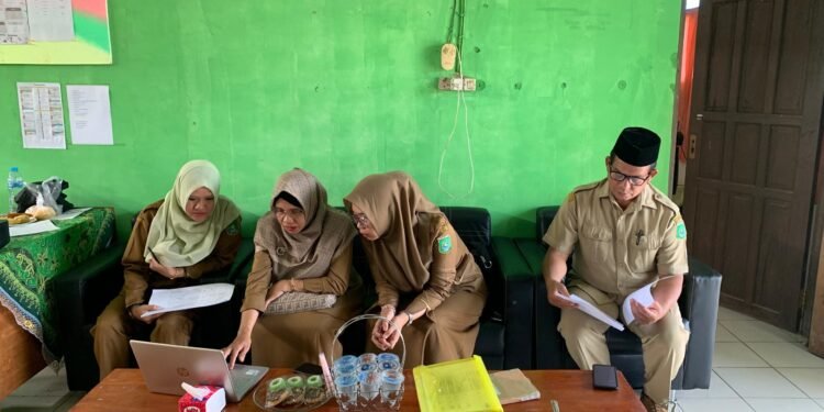 Pembinaan Calon Sekolah Adiwiyata Kabupaten di SDS Bangun Benua