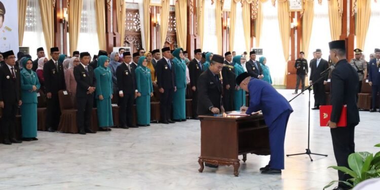 Gubernur Kalsel H. Muhidin Sambut Kepala Daerah Baru