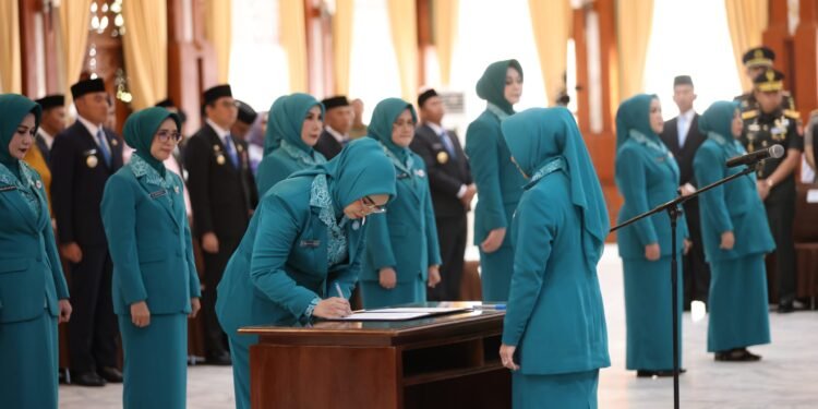 Andi Irmayani Rudi Latif Resmi Dilantik Sebagai Ketua TP PKK dan Ketua Tim Pembina Posyandu Kabupaten Tanah Bumbu Masa Bhakti 2025-2030