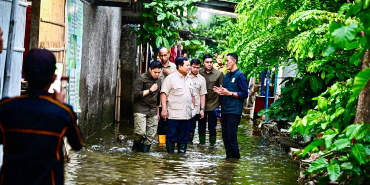 Presiden Prabowo Tinjau Warga Terdampak Banjir di Bekasi