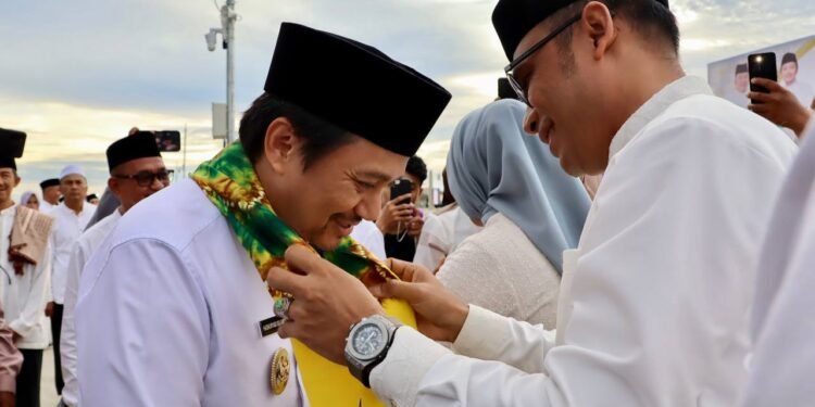 [Foto] Kalungkan Syal Kain Sasirangan