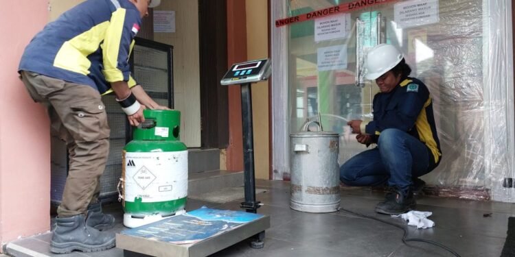 Dispersip Kalsel Lakukan Fumigasi Bahan Pustaka di Perpustakaan Palnam dan Tendean
