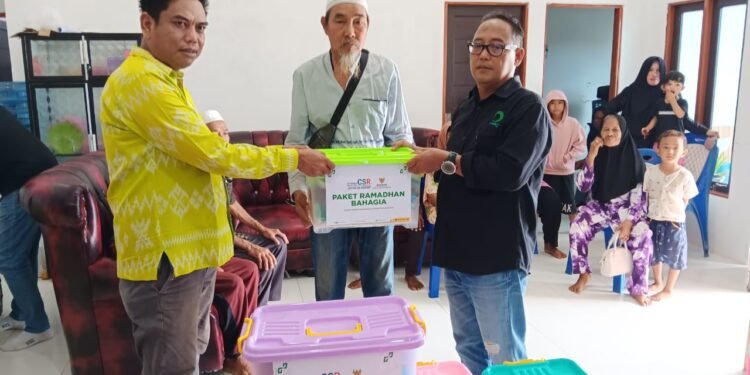 Jhonlin Group dan BAZNAS Kalsel Salurkan 40 Paket Sembako untuk Warga Kurang Mampu di Tanah Bumbu