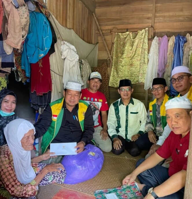 
					BAZNAS Tanah Bumbu Salurkan Zakat kepada Mustahik di Desa Sungai Dua