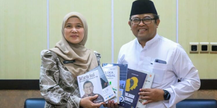 Perpustakaan Palnam Dispersip Kalsel Terima Hibah Buku dari Sutarto Hadi