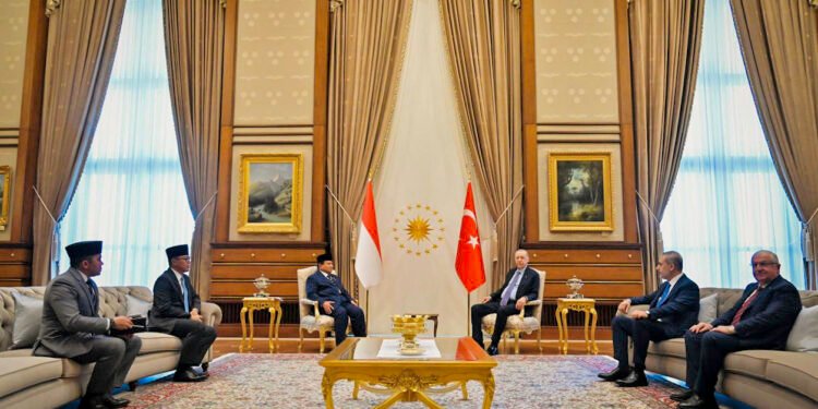 Hangat dan Penuh Persahabatan, Presiden Prabowo Gelar Pertemuan Tête-à-Tête dengan Presiden Erdoğan