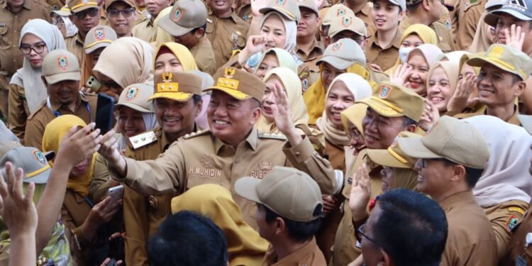 Gubernur, Wagub, dan Sekda Kalsel Berbaur Bersama Pegawai Usai Apel Bersama