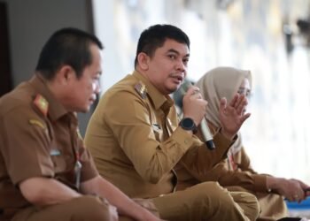 Perbaikan Kantor Bupati, Bang Arul Pimpin Rapat Koordinasi Camat di Ruang Terbuka