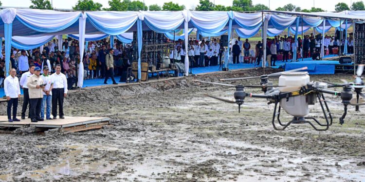 Presiden Prabowo Tebar Benih Padi Dengan Teknologi Drone Pertanian