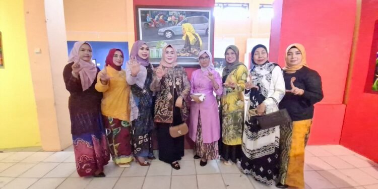 Menjadi Ruang Ekspresi Perupa Perempuan, Ketua DWP Kalsel Apresiasi Pameran Perupa Perempuan “Junjung Galuh”