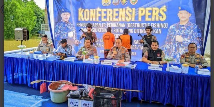 Dislutkan dan Polda Kalsel Konferensi Pers terkait Destructive Fishing di Pelabuhan Bawang Banjarmasin