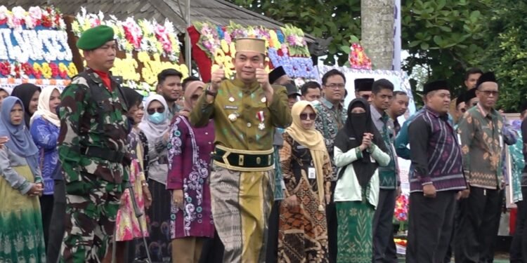 Bupati Tanah Bumbu Beri Kejutan Spontan di Upacara Hari Jadi ke-22, Tradisi Baru Dimulai