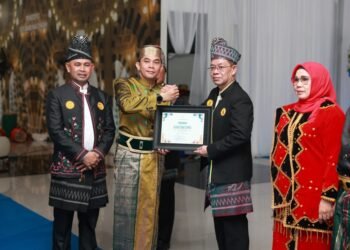 Bupati Tanah Bumbu Andi Rudi Latif Beri Penghargaan AKIP 2024 kepada SKPD Berprestasi