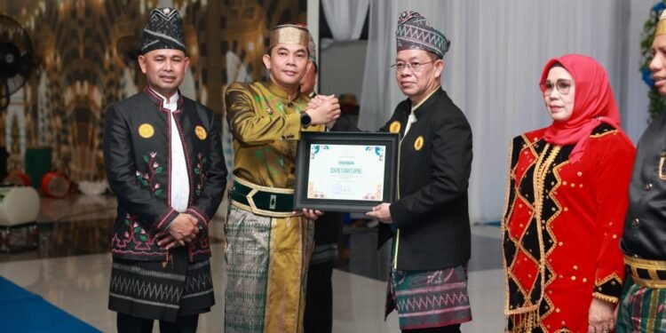 Bupati Tanah Bumbu Andi Rudi Latif Beri Penghargaan AKIP 2024 kepada SKPD Berprestasi