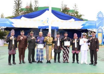 Bupati Andi Rudi Latif Pimpin Upacara Perdana Hari Jadi ke-22 Tanah Bumbu, Penghargaan Desa Berprestasi Diserahkan
