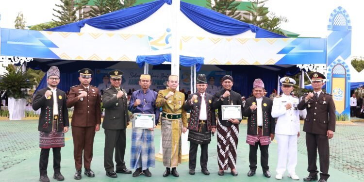 Bupati Andi Rudi Latif Pimpin Upacara Perdana Hari Jadi ke-22 Tanah Bumbu, Penghargaan Desa Berprestasi Diserahkan