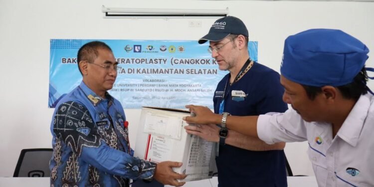 Operasi Cangkok Kornea Pertama di Kalimantan Selatan