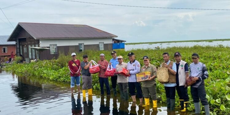 Pemprov Kalsel Salurkan Bantuan bagi Warga Terdampak Banjir di Kabupaten HSU