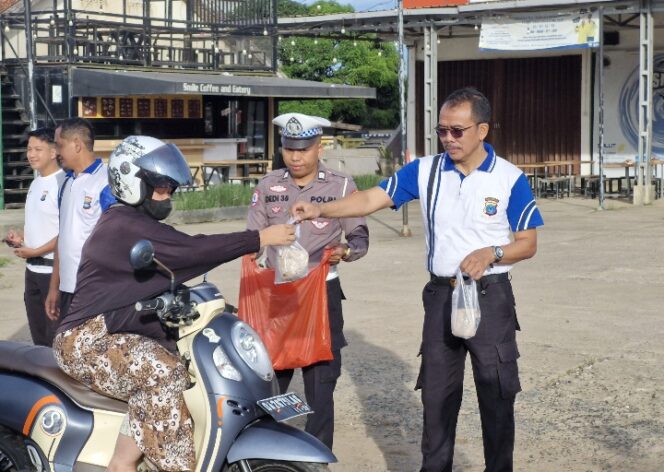 
					Polsek Satui Polres Tanah Bumbu Rutin Bagikan Makan Gratis Jumat Berkah.