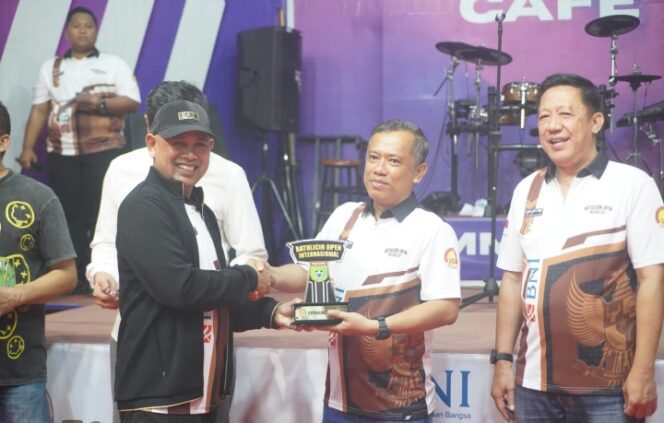 
					Wabup Bahsanudin Resmi Tutup Turnamen Billiard International Batulicin Open 2025,
