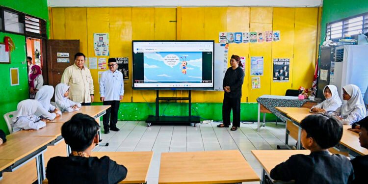 Hadiri Peringatan Hardiknas, Presiden Prabowo Saksikan Demonstrasi Pembelajaran dengan Teknologi Smart Board