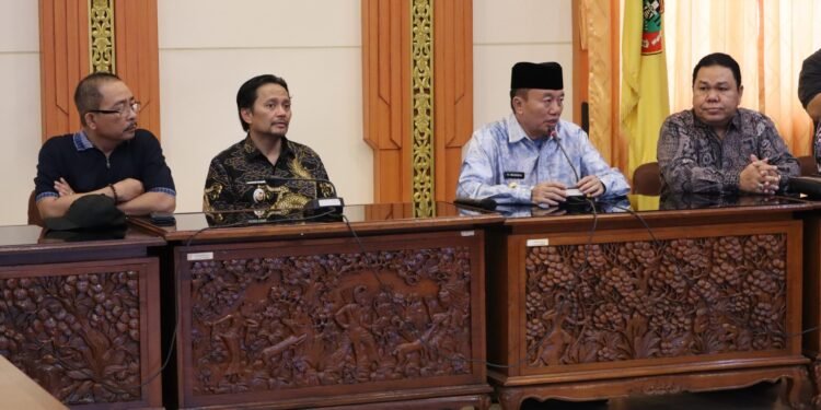 Gubernur Muhidin Hadiri Konferensi Pers Penyerahan Hasil Uji Kompetensi Seleksi KPID Kalsel periode 2024-2027 kepada Komisi I DPRD Kalsel