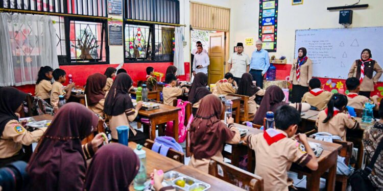 Presiden Prabowo Tinjau Pelaksanaan MBG dan Cek Kesehatan Gratis di Sekolah Bersama Bill Gates