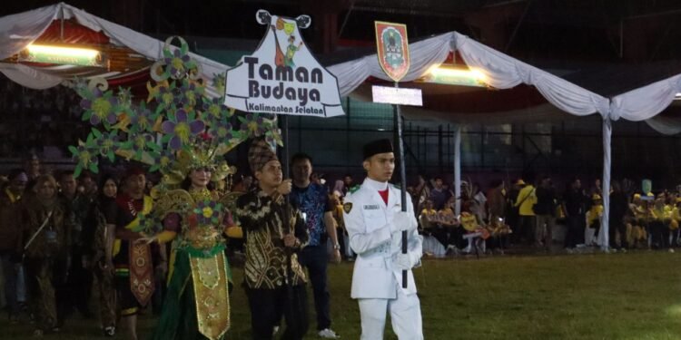 Tampilkan Masyarakat Dayak Pedalaman, UPTD Taman Budaya Meriahkan Parade Isen Mulang