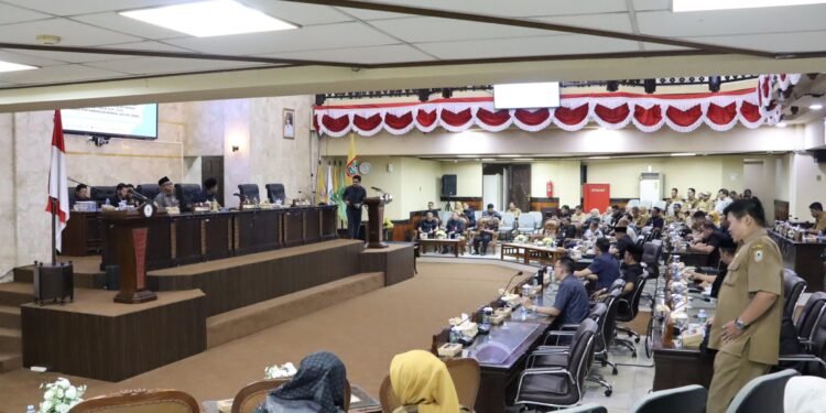 Pemprov Kalsel Apresiasi Pandangan Umum Fraksi DPRD dalam Sampaikan Dua Raperda