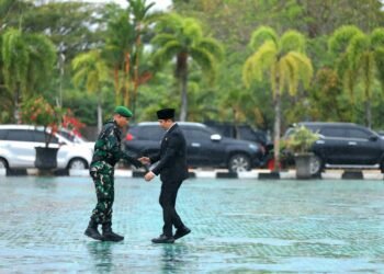 Bupati Andi Rudi Latif Pimpin Harkitnas dan HUT Proklamasi Pemerintahan ALRI Divisi 4 : Semangat Kebangkitan Nasional Tak Padam Meski Diguyur Hujan