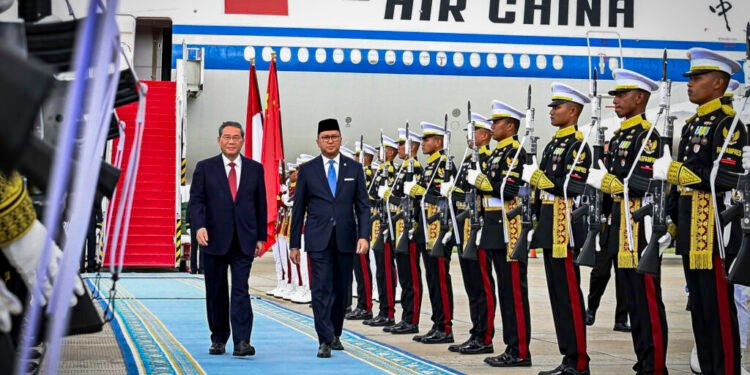 Premier Li Qiang Tiba di Tanah Air, Tandai Kunjungan Resmi Tiga Hari ke Indonesia