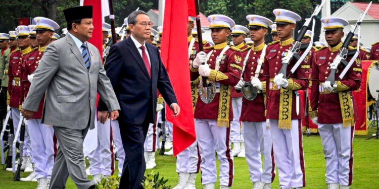Presiden Prabowo Sambut Premier Li Qiang dalam Upacara Resmi Penuh Kehormatan di Istana Merdeka