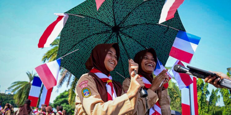 Bendera Berkibar Senyum Terkembang, Antusiasme Siswa Sambut Kunjungan Kenegaraan Presiden Prancis